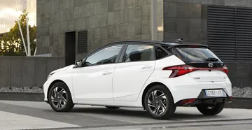 Vista lateral y parcial trasera del Hyundai i20, mostrando su diseño compacto y deportivo.