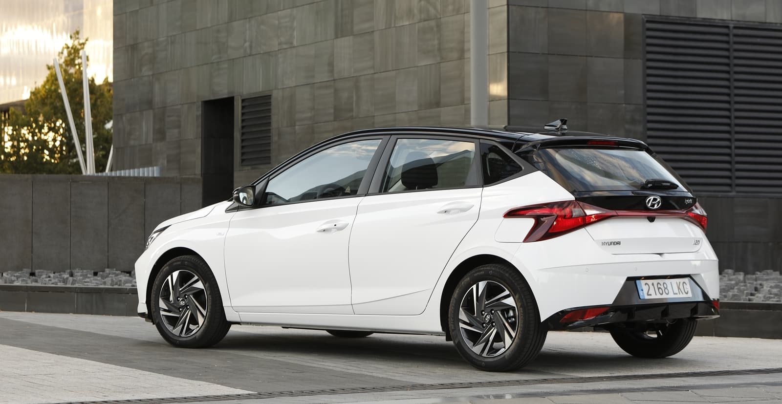 Vista lateral y parcial trasera del Hyundai i20, mostrando su diseño compacto y deportivo.