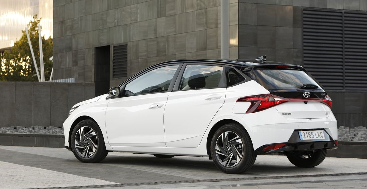 Vista lateral y parcial trasera del Hyundai i20, mostrando su diseño compacto y deportivo.