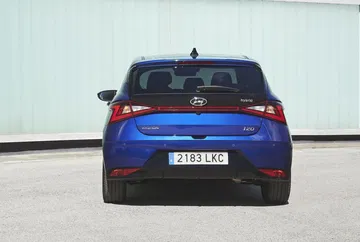 Vista posterior del Hyundai i20, destacando sus ópticas y diseño de parachoques.