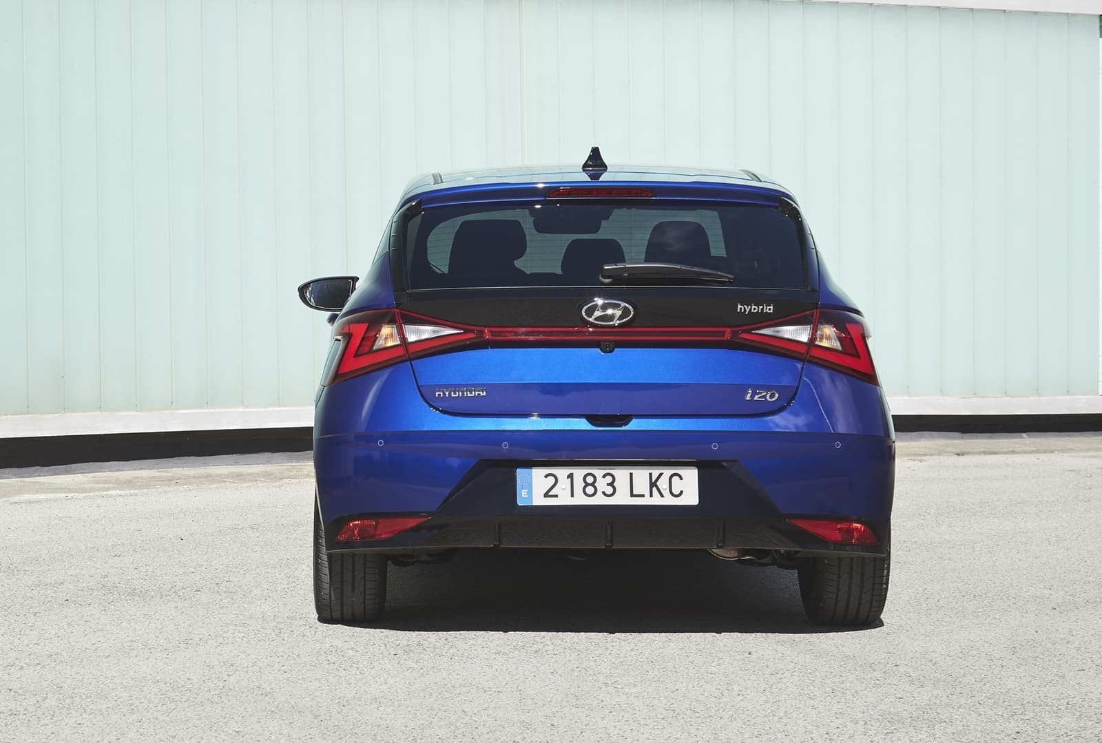 Vista posterior del Hyundai i20, destacando sus ópticas y diseño de parachoques.