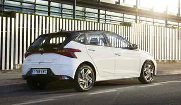 Vista trasera y lateral del Hyundai i20, destacando su diseño dinámico