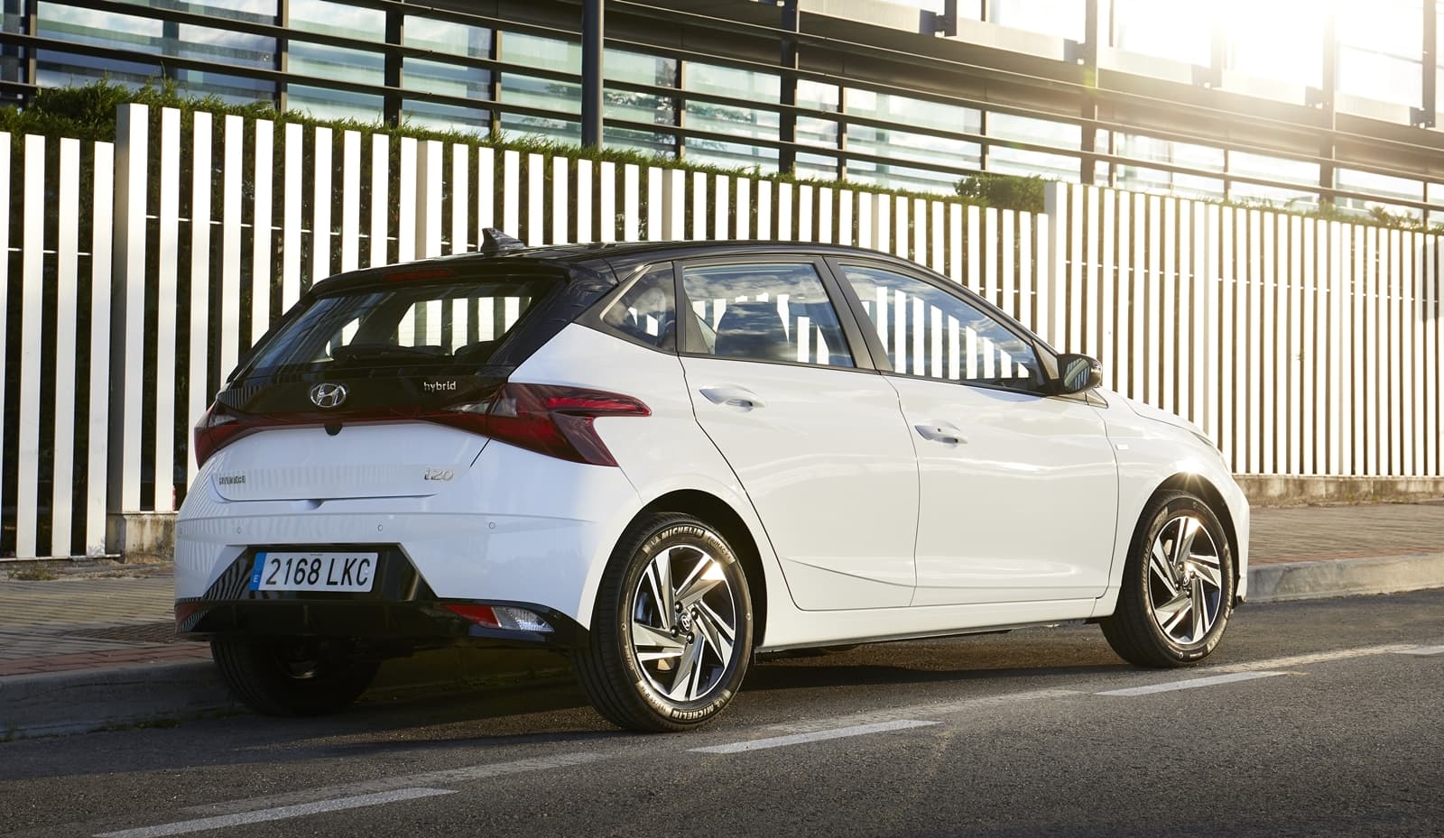 Vista trasera y lateral del Hyundai i20, destacando su diseño dinámico