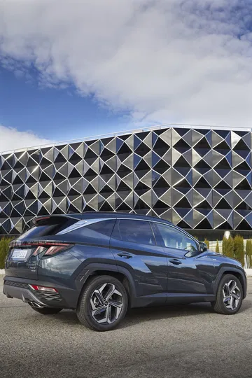 Vista lateral del Hyundai Tucson destacando su diseño y llantas.