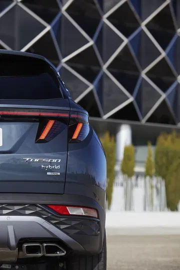 Vista en detalle de los pilotos traseros del Hyundai Tucson, diseño moderno y distintivo.