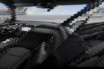 Cabina del Hyundai Tucson mostrando volante y asientos con diseño sofisticado
