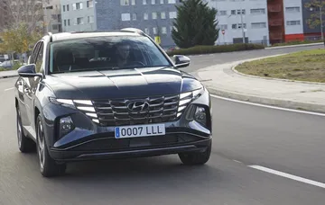 Vista dinámica del Hyundai Tucson enfocando su frontal y línea lateral.