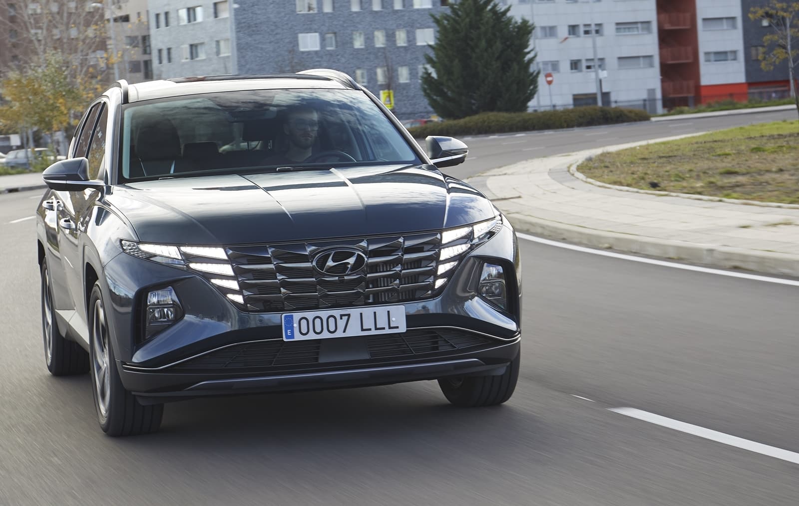 Vista dinámica del Hyundai Tucson enfocando su frontal y línea lateral.