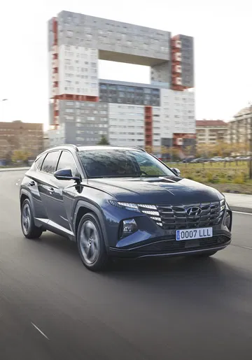 Vista dinámica del Hyundai Tucson mostrando su diseño frontal y lateral.