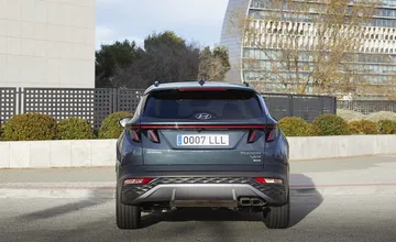 Vista trasera del Hyundai Tucson destacando su diseño moderno y luces LED.