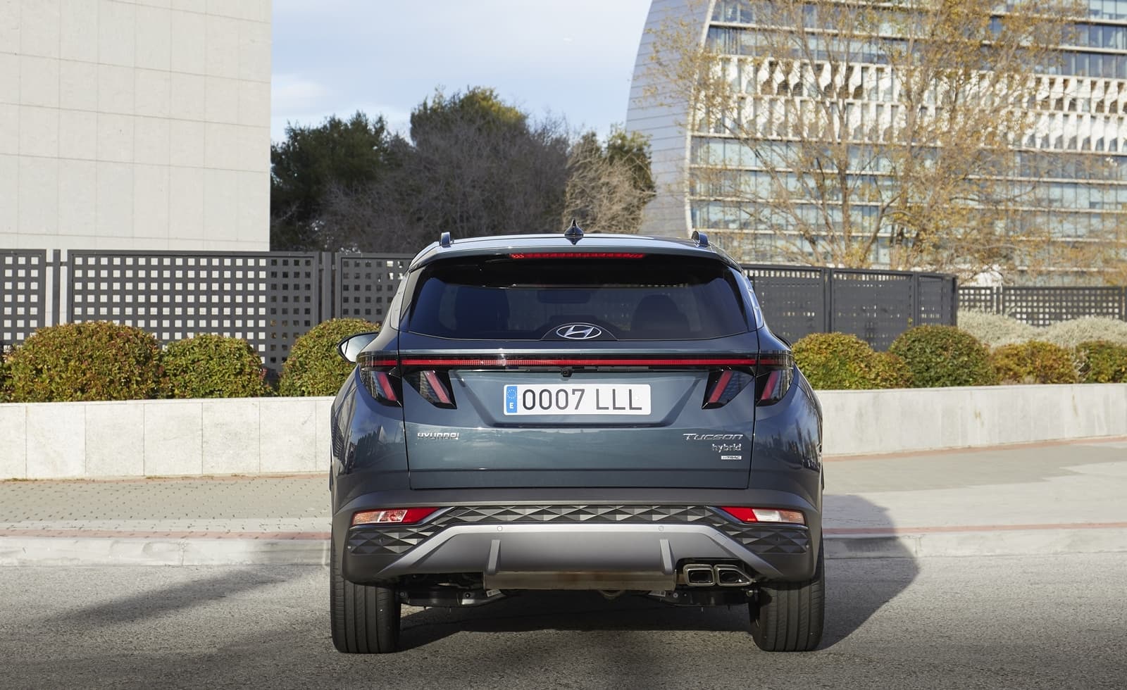 Vista trasera del Hyundai Tucson destacando su diseño moderno y luces LED.