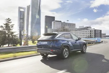 Vista dinámica de un Hyundai Tucson desde la perspectiva trasera y lateral.