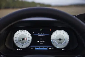 Vista del cuadro de instrumentos del Hyundai i20, con indicadores analógicos y pantalla central.
