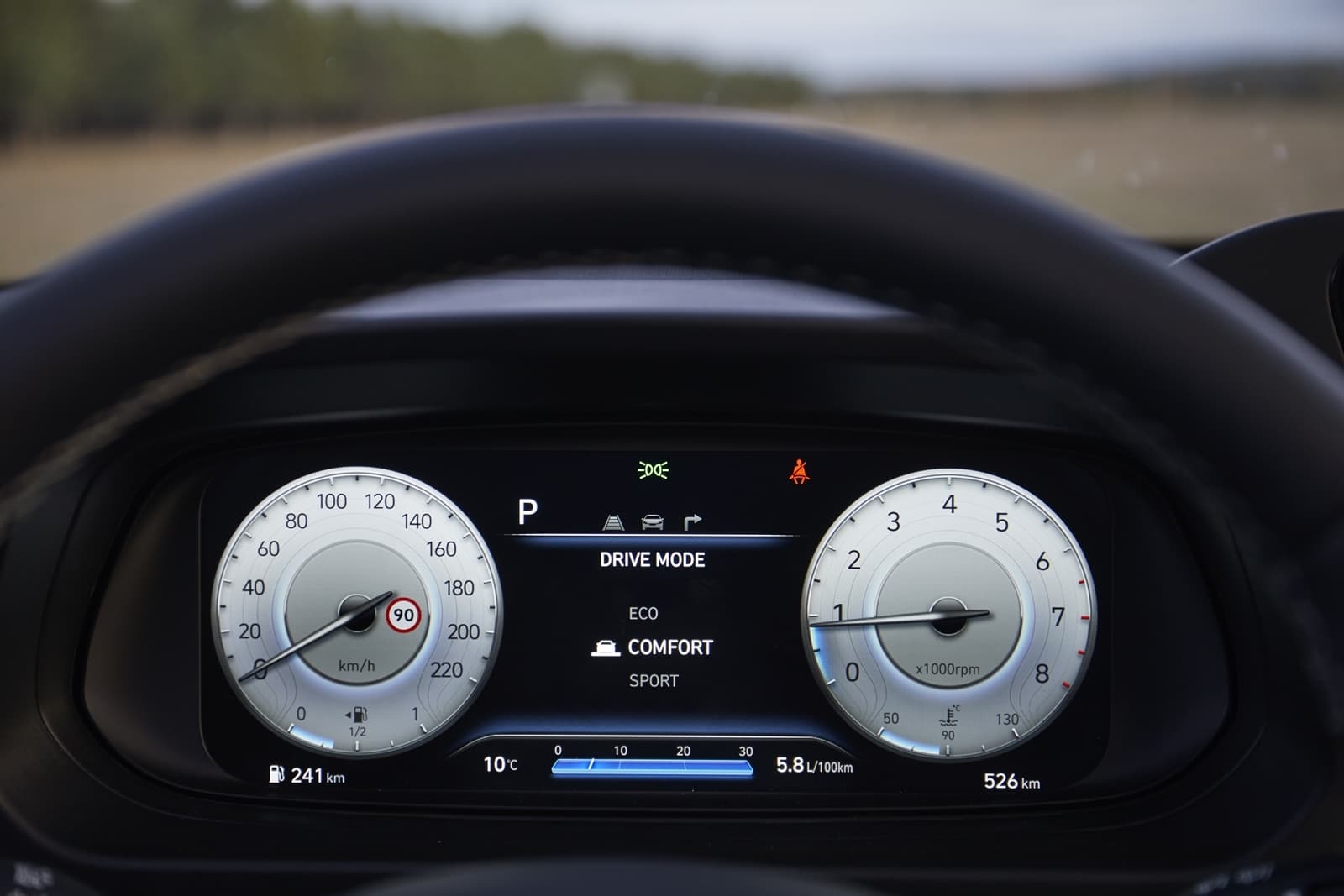 Vista del cuadro de instrumentos del Hyundai i20, con indicadores analógicos y pantalla central.