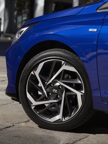 Rueda del Hyundai i20 con llanta de aleación de diseño deportivo.
