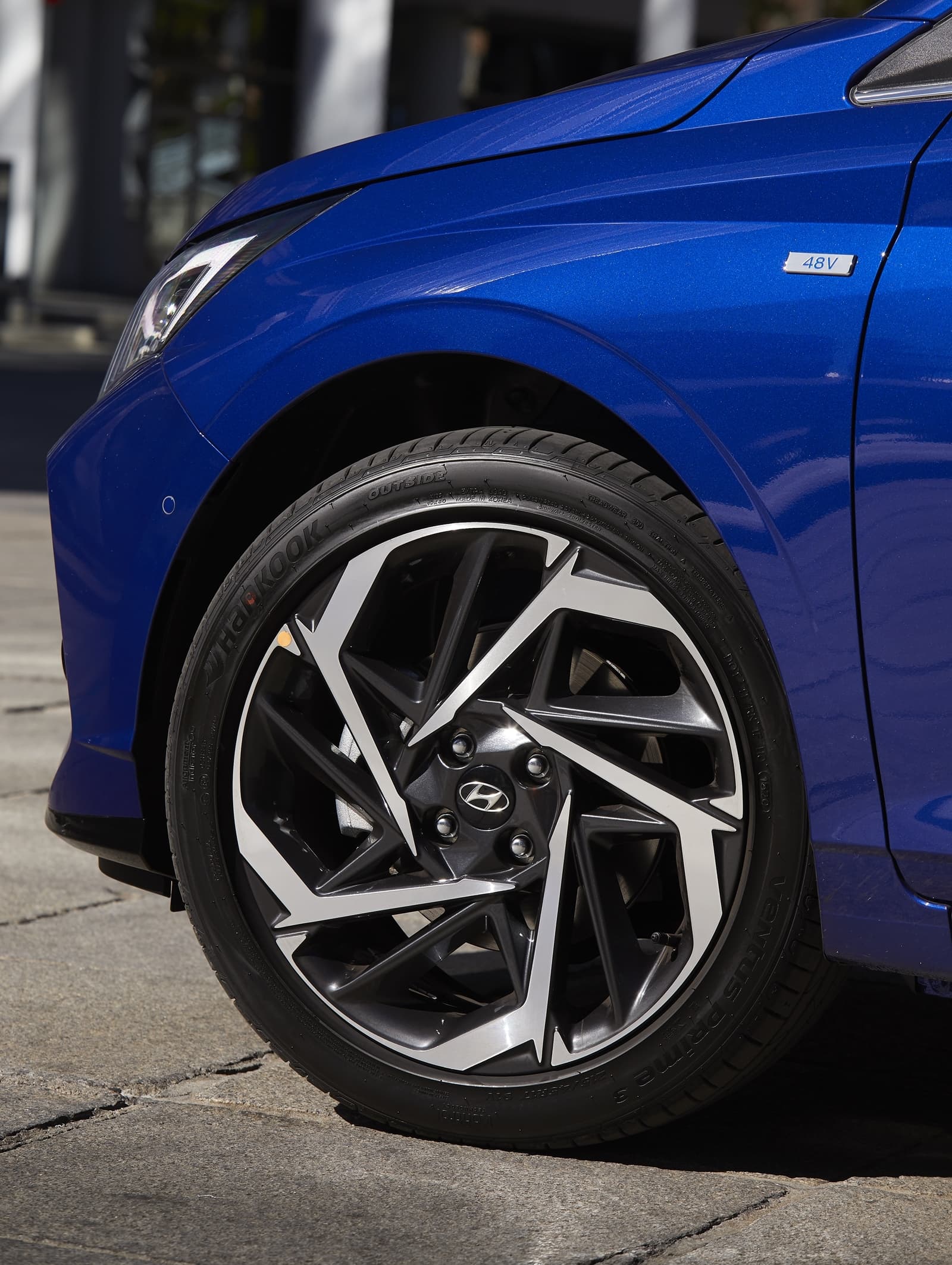 Rueda del Hyundai i20 con llanta de aleación de diseño deportivo.