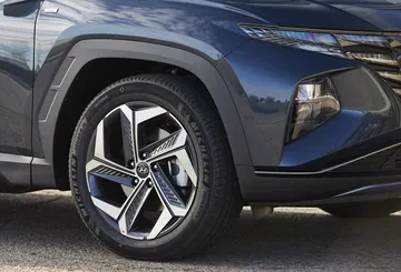 Visión cercana de la elegante llanta de aleación del Hyundai Tucson.
