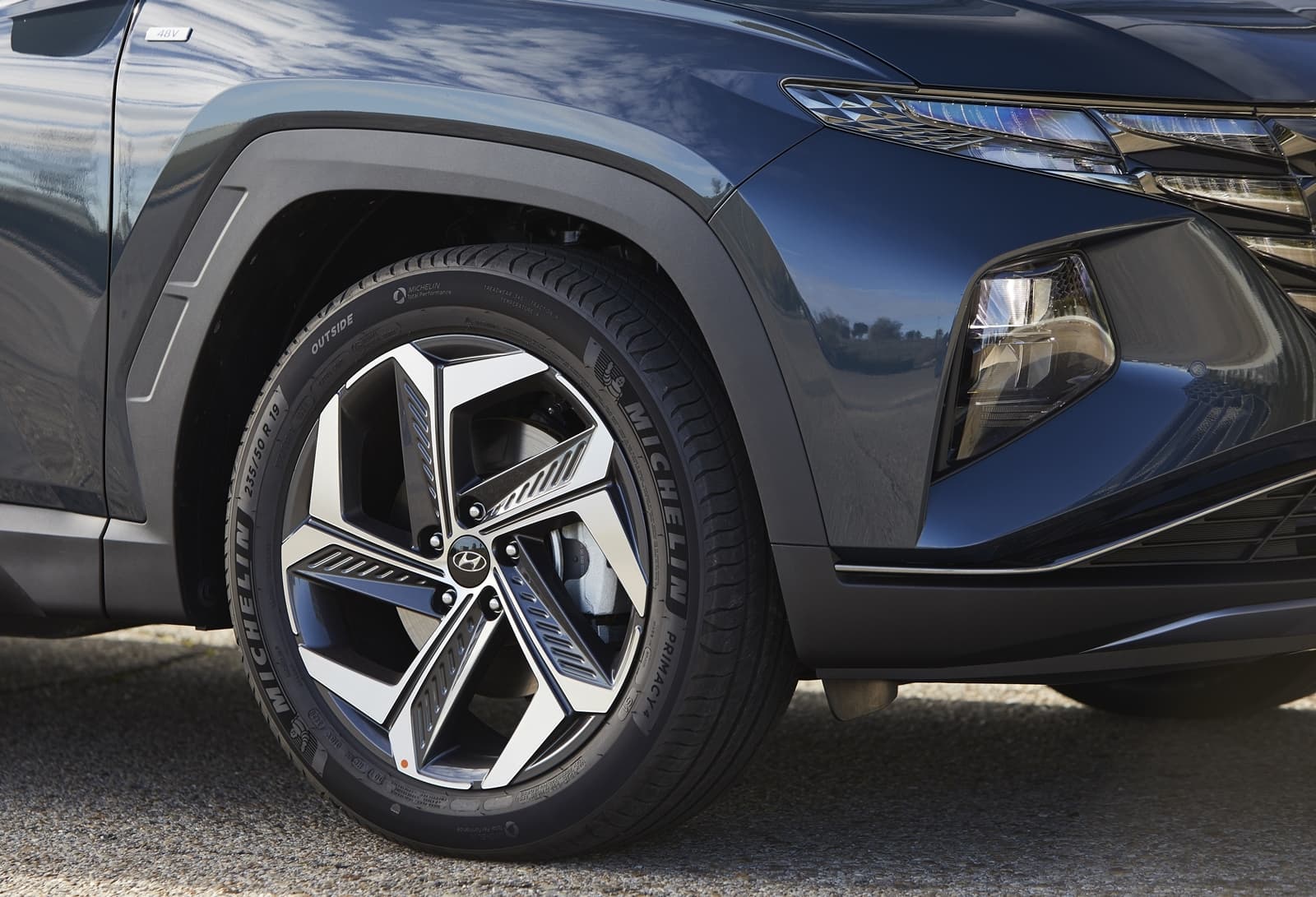 Visión cercana de la elegante llanta de aleación del Hyundai Tucson.