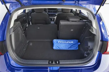 Vista del maletero del Hyundai i20 amplio y listo para el equipaje.