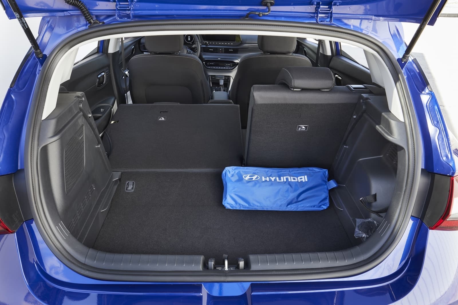 Vista del maletero del Hyundai i20 amplio y listo para el equipaje.