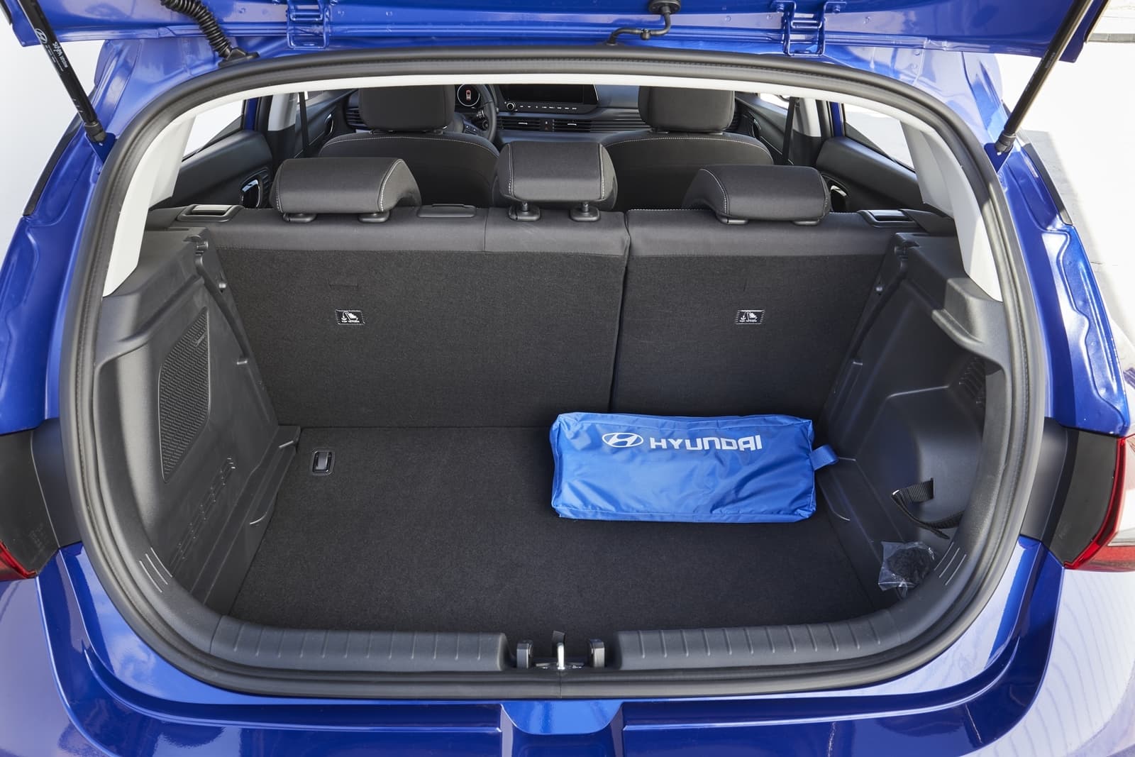 Visión general del maletero del Hyundai i20, mostrando la capacidad y acabado.