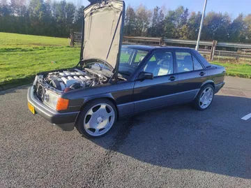 Mercedes 190 Motor V12 3