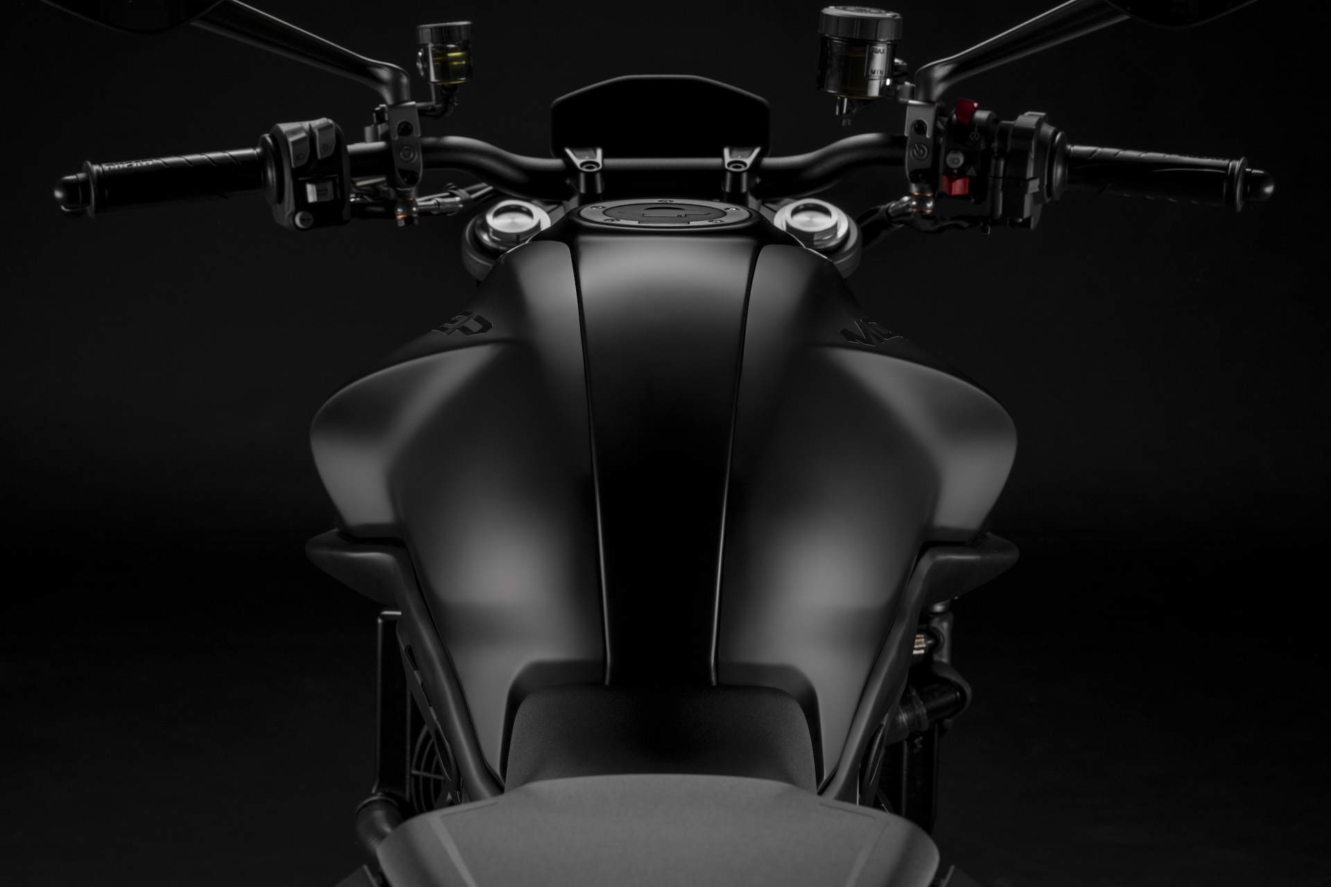 Moto Ducati Monster 2021 Estudio6