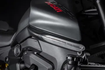 Moto Ducati Monster 2021 Plus25