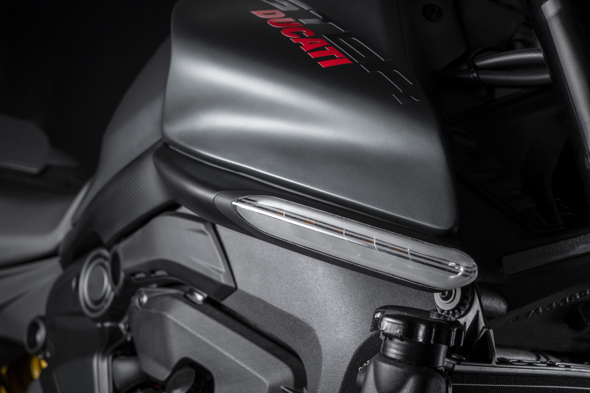 Moto Ducati Monster 2021 Plus25