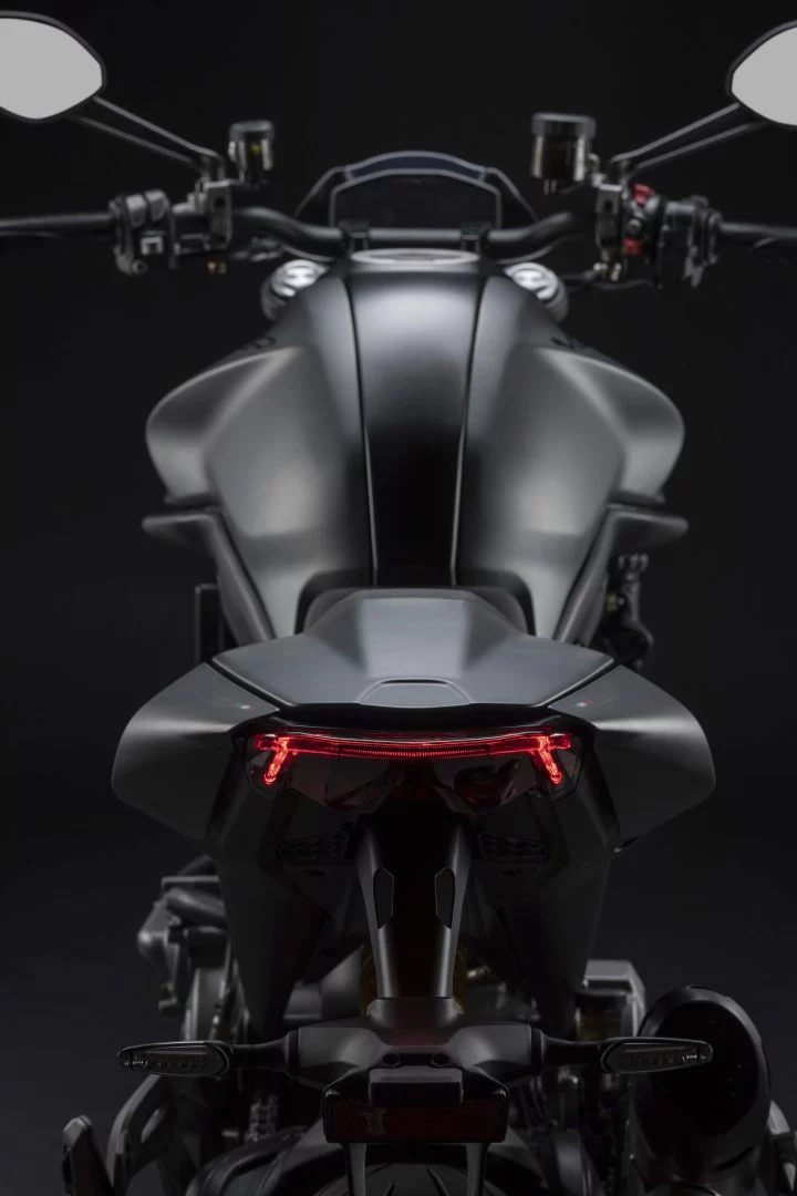 Moto Ducati Monster 2021 Plus39