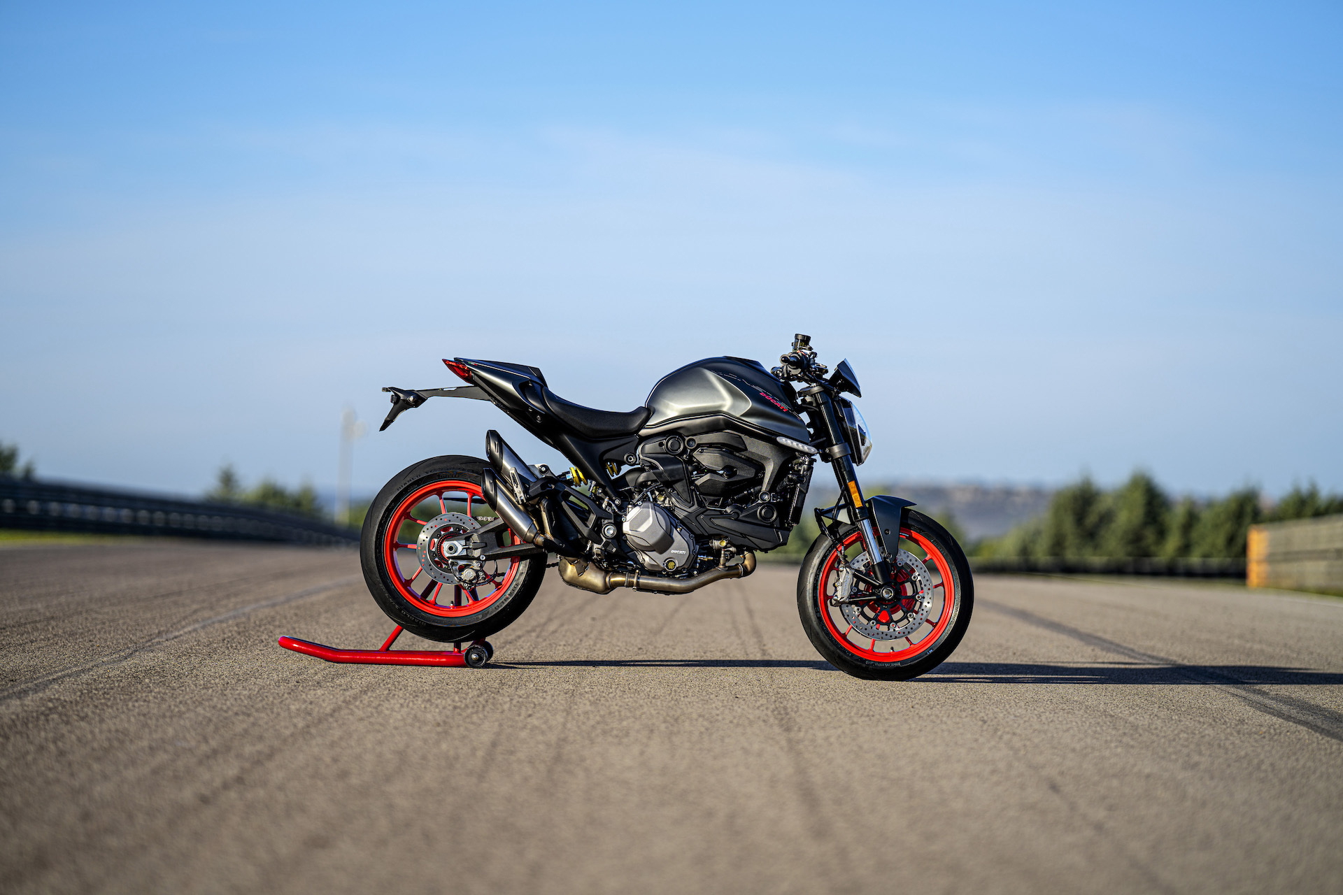 Moto Ducati Monster 2021 Plus44