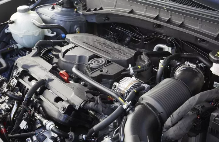 Vista superior del motor del Hyundai Tucson, mostrando la disposición de componentes.