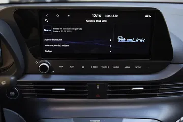 Sistema de infoentretenimiento Hyundai i20 con pantalla táctil.