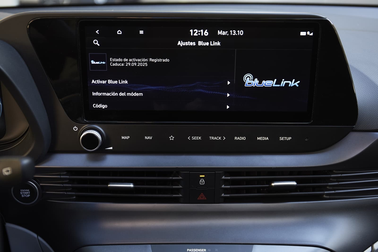 Sistema de infoentretenimiento Hyundai i20 con pantalla táctil.