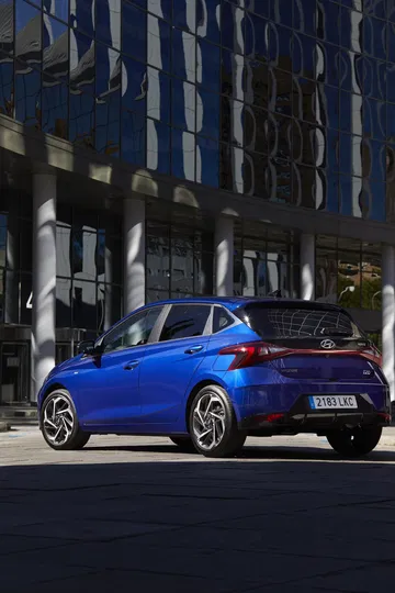 Vista lateral del Hyundai i20 en un vibrante tono azul, destacando su diseño dinámico.