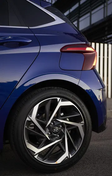 Close-up de la rueda del Hyundai i20 mostrando el diseño de las llantas.
