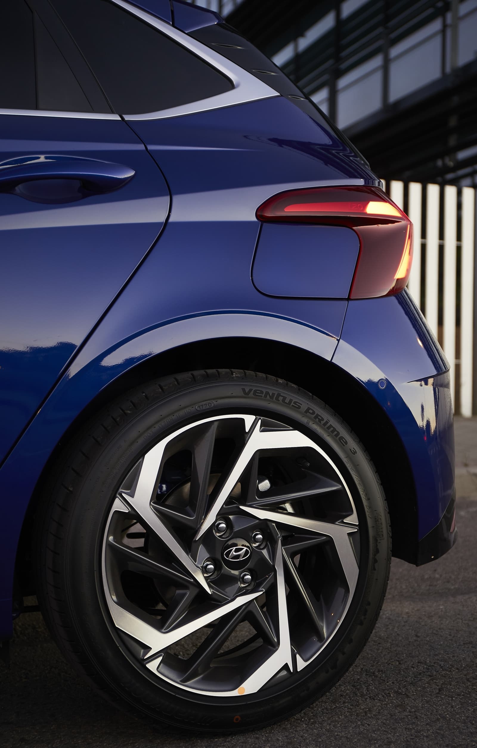 Close-up de la rueda del Hyundai i20 mostrando el diseño de las llantas.