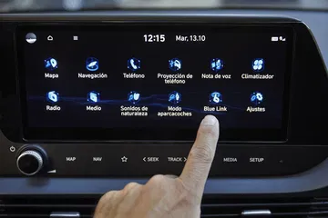 Toma cercana del sistema de infotainment del Hyundai i20 en uso.