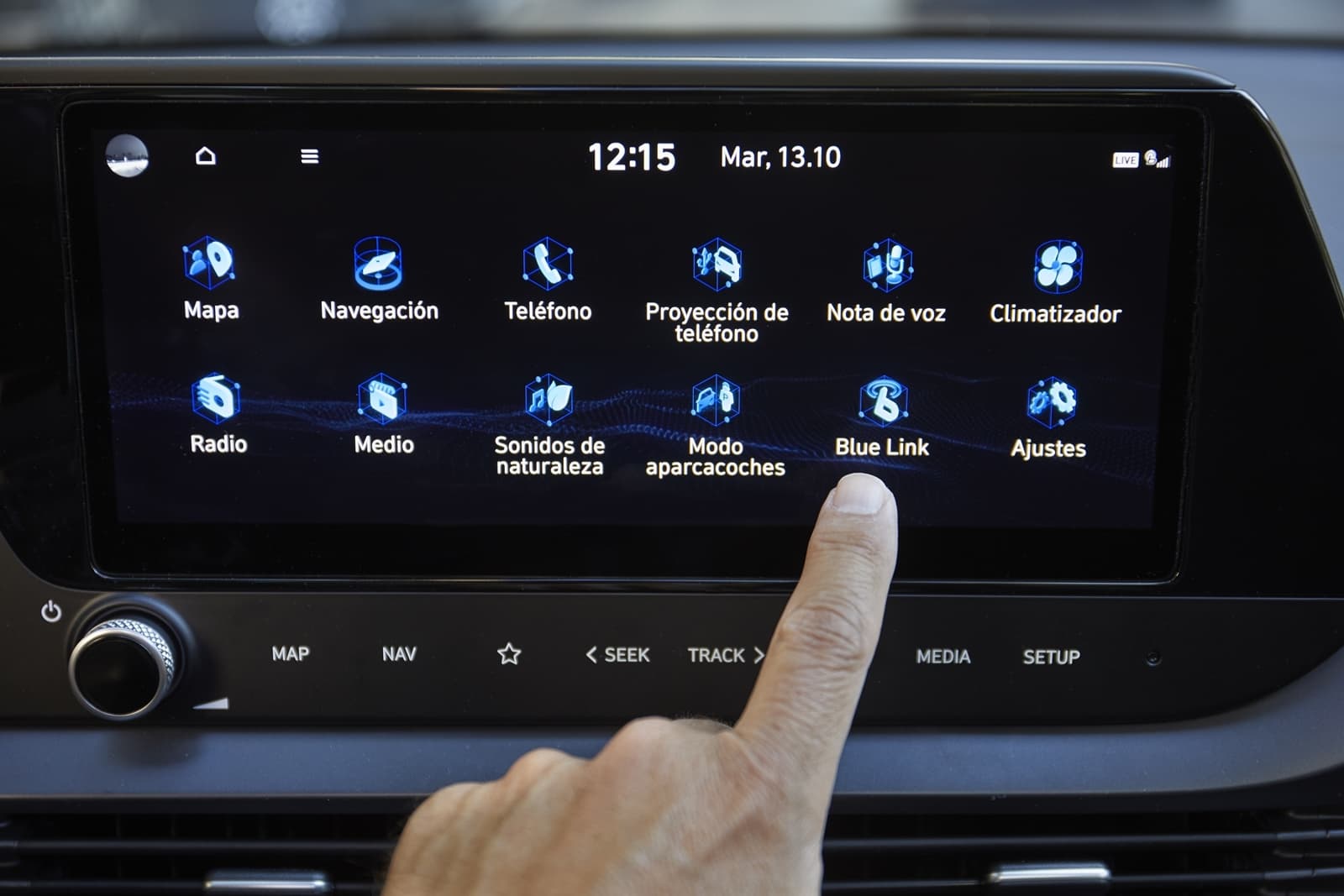 Toma cercana del sistema de infotainment del Hyundai i20 en uso.