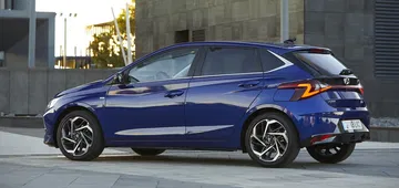 Perfil dinámico y deportivo del Hyundai i20, mostrando líneas aerodinámicas.