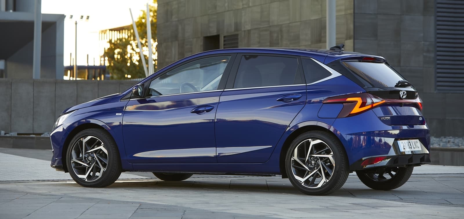 Perfil dinámico y deportivo del Hyundai i20, mostrando líneas aerodinámicas.