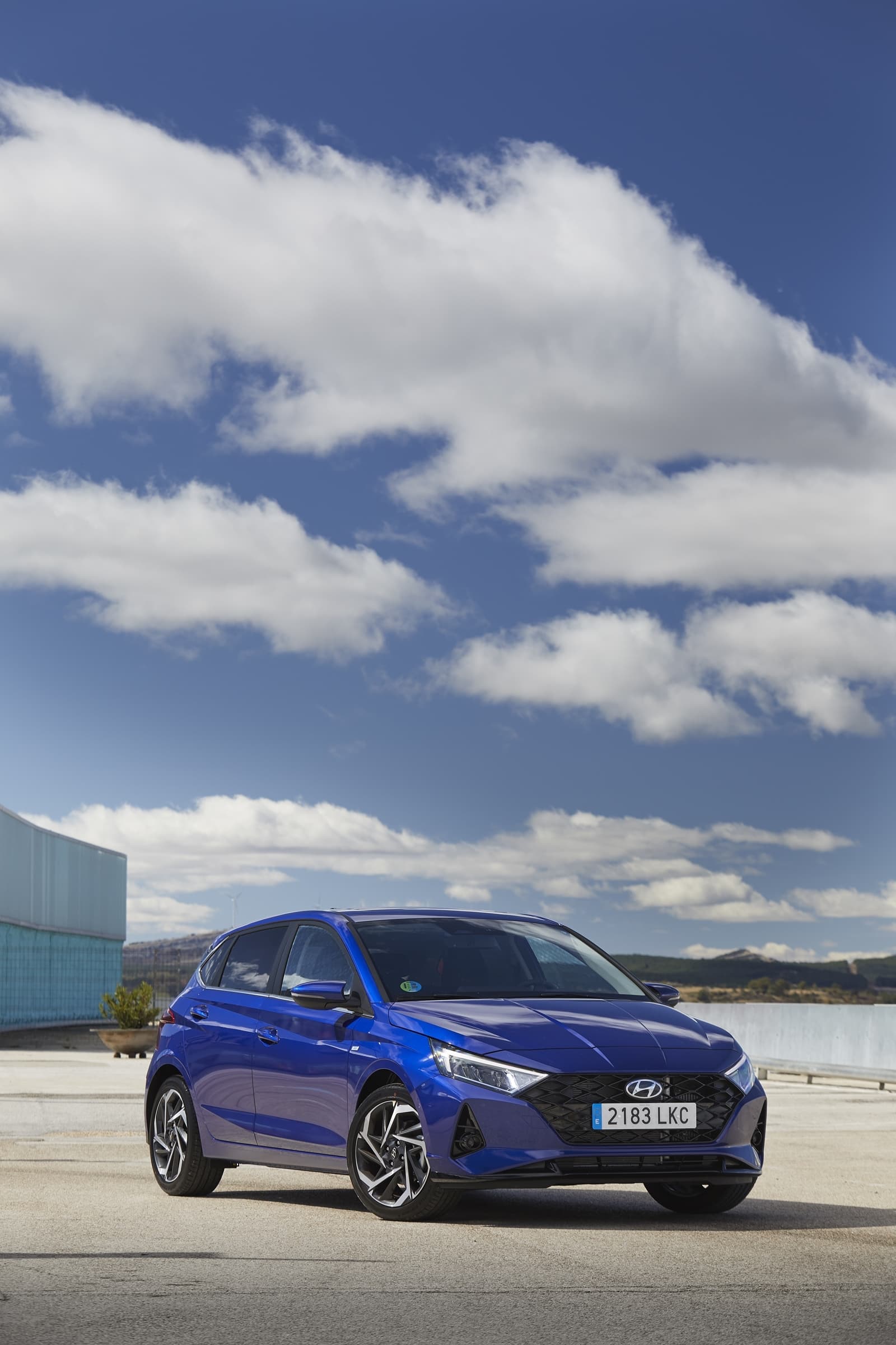 Perfil del techo del Hyundai i20 bajo un cielo nublado.