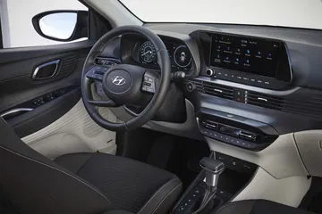 Vista del habitáculo, enfocando volante y asientos del Hyundai i20.
