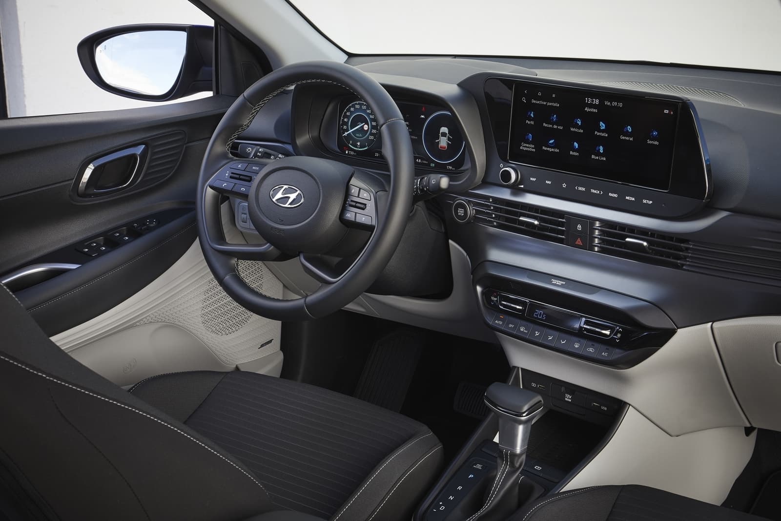 Vista del habitáculo, enfocando volante y asientos del Hyundai i20.