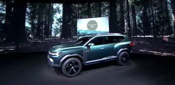 Vista lateral del Dacia Bigster resaltando su diseño robusto y líneas modernas