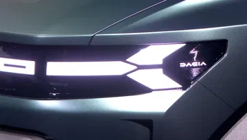 Primer plano del faro innovador del Dacia Bigster, diseño angular distintivo.