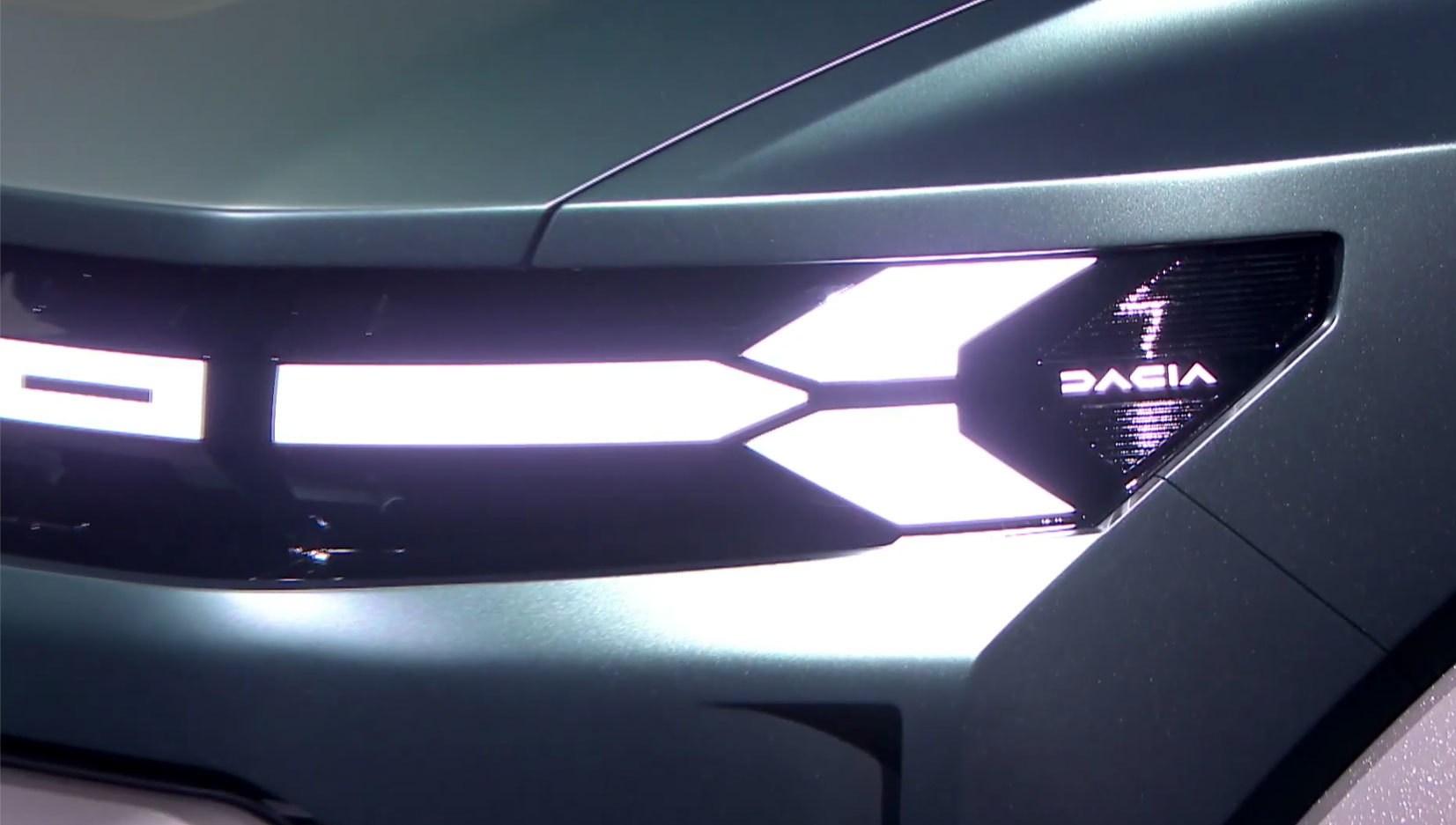 Primer plano del faro innovador del Dacia Bigster, diseño angular distintivo.