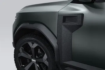 Vista del robusto pasarruedas del Dacia Bigster, resaltando su diseño aventurero.