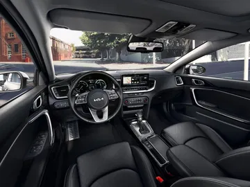 Vista del habitáculo delantero del Kia XCeed, con énfasis en diseño y ergonomía