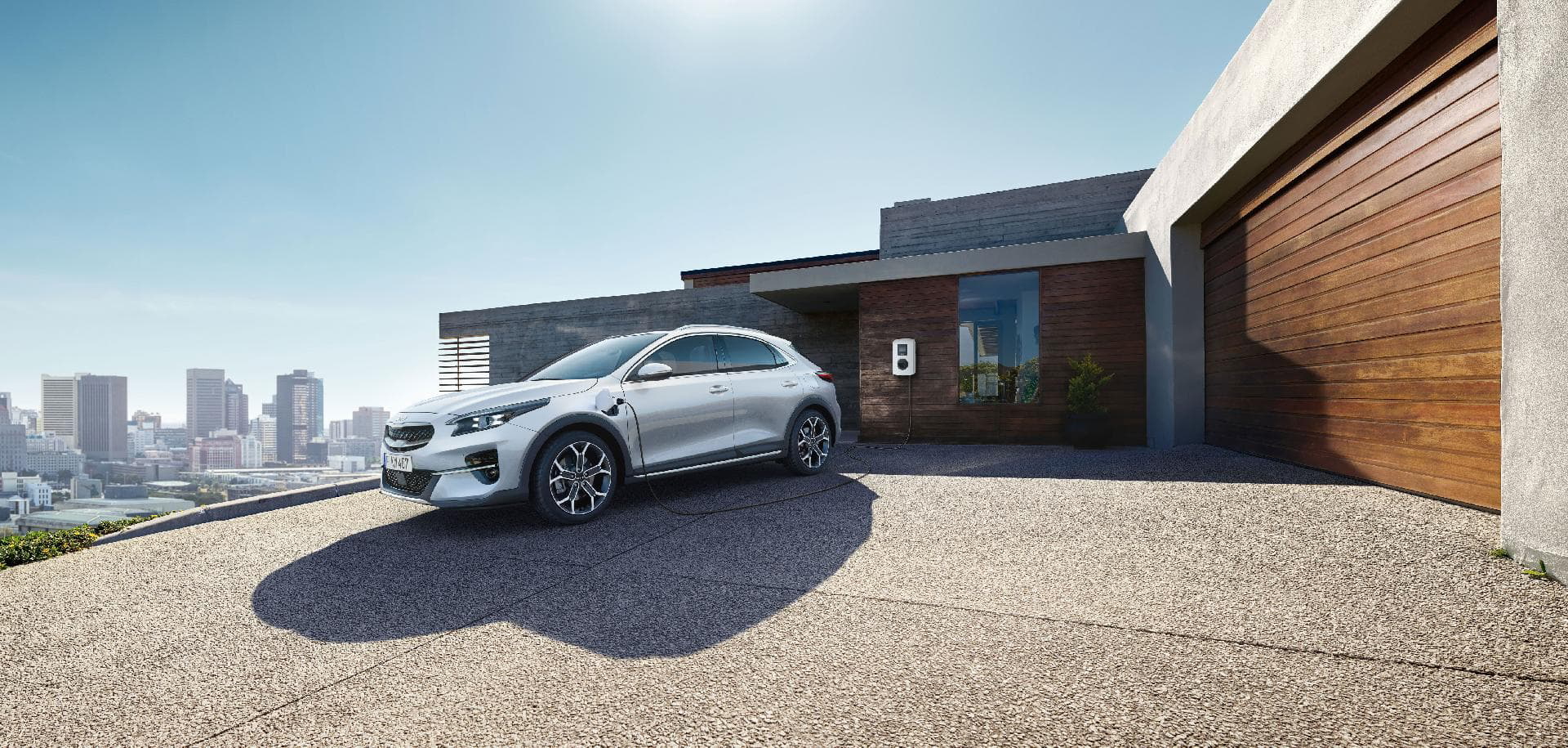 Vista lateral del Kia XCeed aparcado, mostrando su elegante diseño y líneas deportivas.